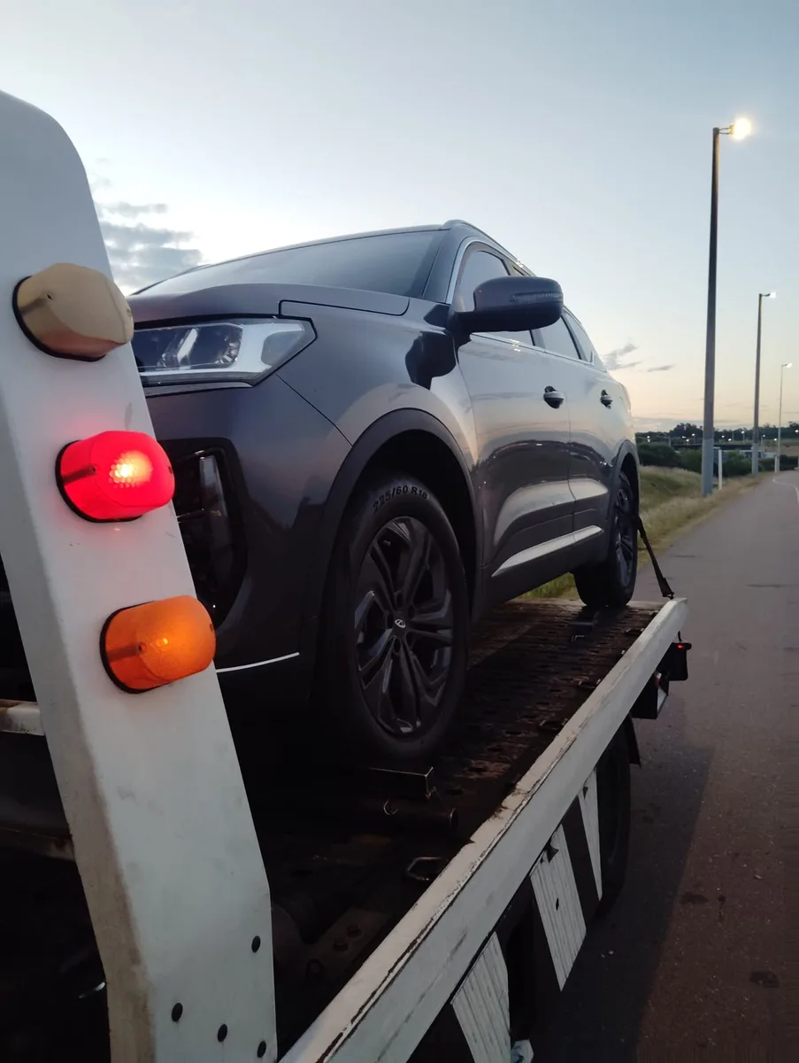 Traslado de una camioneta gris al atardecer